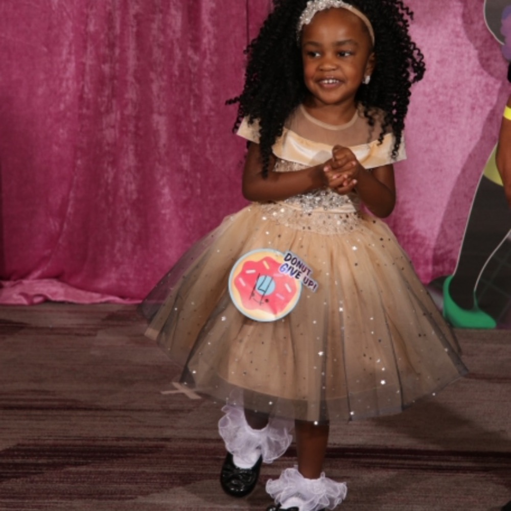 Beauty dress only worn once for pageant comes with rhinestone belt size 3t!